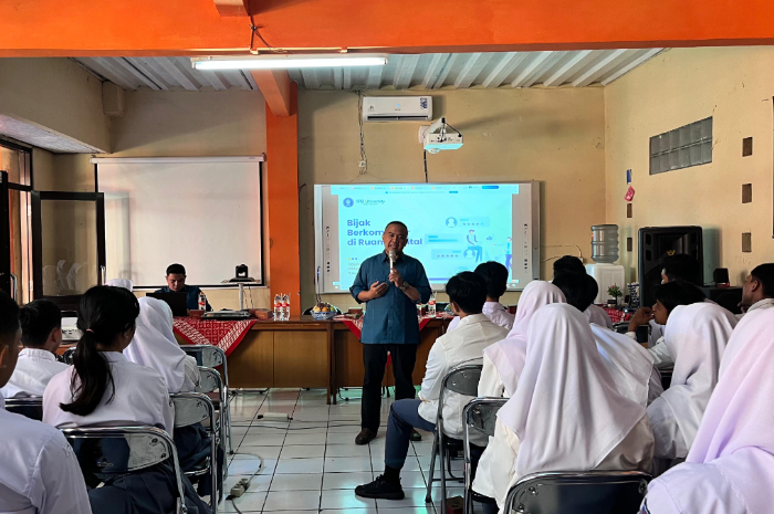 Dr. Hudi Santoso, S.Sos., M.P., Ketua Program Studi Komunikasi Digital dan Media di SV IPB University saat memberikan materi ke siswa SMAN 3 Sumedang