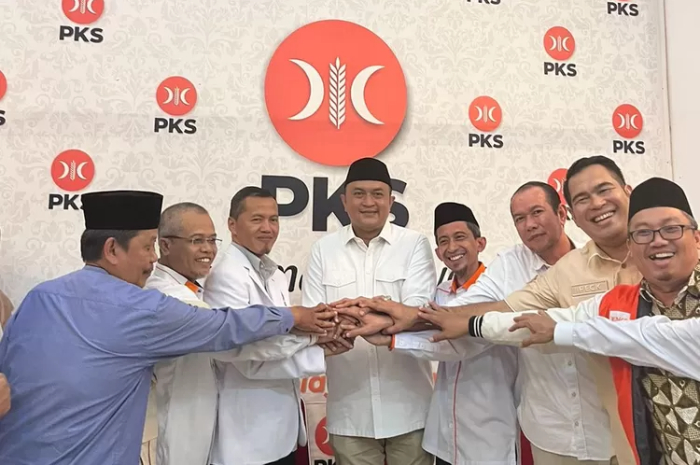 Rudy Susmanto, Bakal Calon Bupati Bogor foto bersama jajaran DPTD PKS Kabupaten Bogor.