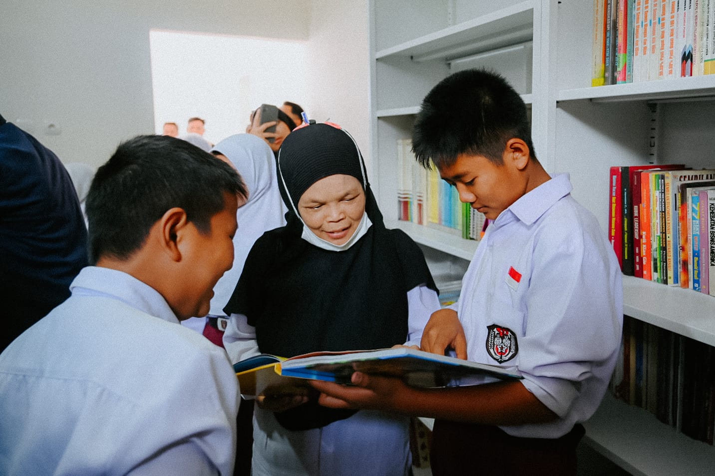 Siswa membaca buku di gedung perpustakaan Desa Sukamulya yang baru saja diresmikan. (IST)