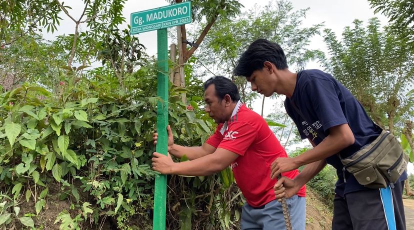 Tingkatkan Aksesibilitas Desa Wonosari, Mahasiswa KKNT Inovasi IPB University&nbsp;Petakan Secara&nbsp;Digital hingga&nbsp;Pasang Plang Jalan bersama Masyarakat