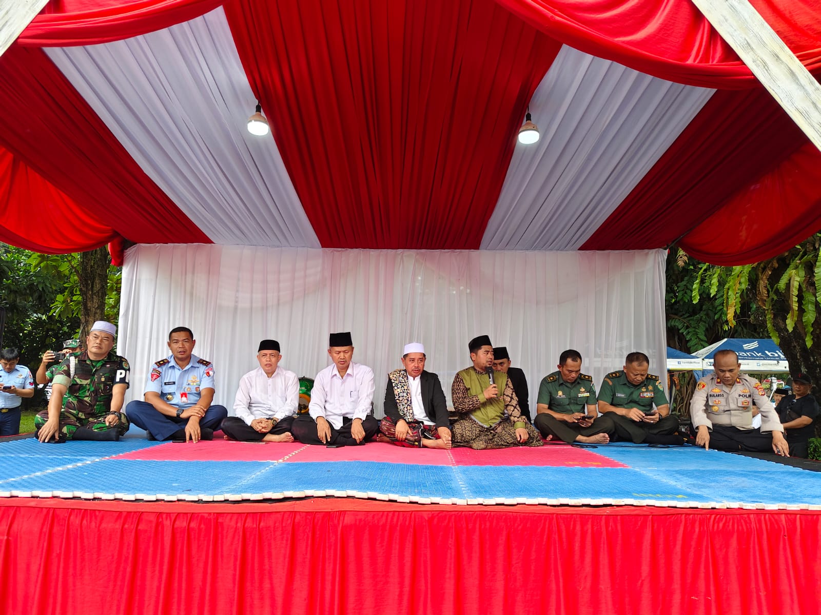 Ratusan masyarakat Kota Bogor berkumpul dan menggelar doa bersama. Kegiatan ini digelar di Bogor Creative Center (BCC) Kota Bogor, Kamis (8/8/2024).
