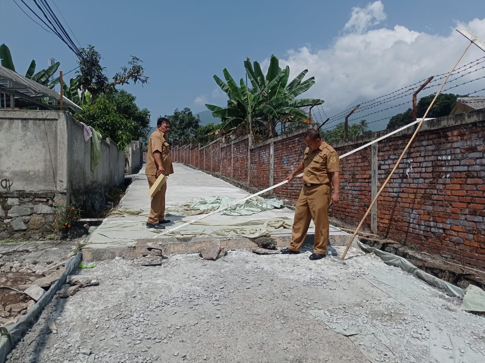 Salah satu pembangunan jalan di Desa, di Tamansari Bogor.