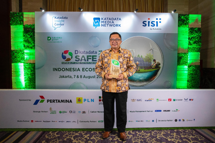 KIC memberikan penghargaan Katadata Green Initiative 2024 kepada bank bjb.