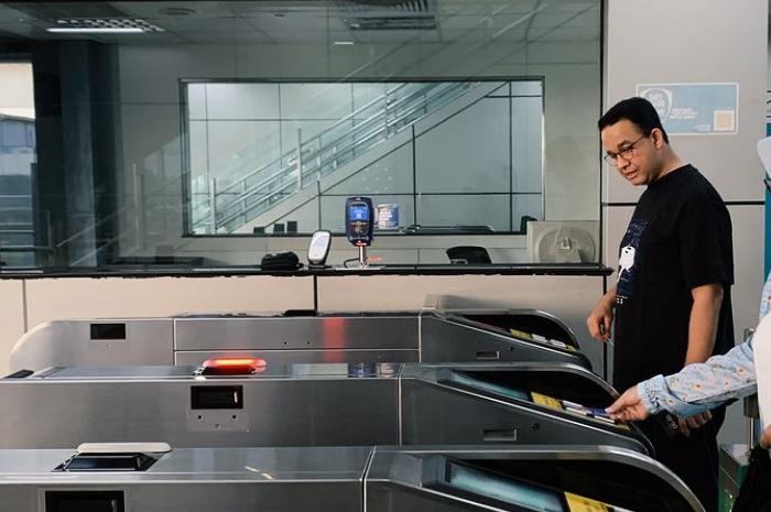 Anies Baswedan saat di stasiun akan naik MRT.