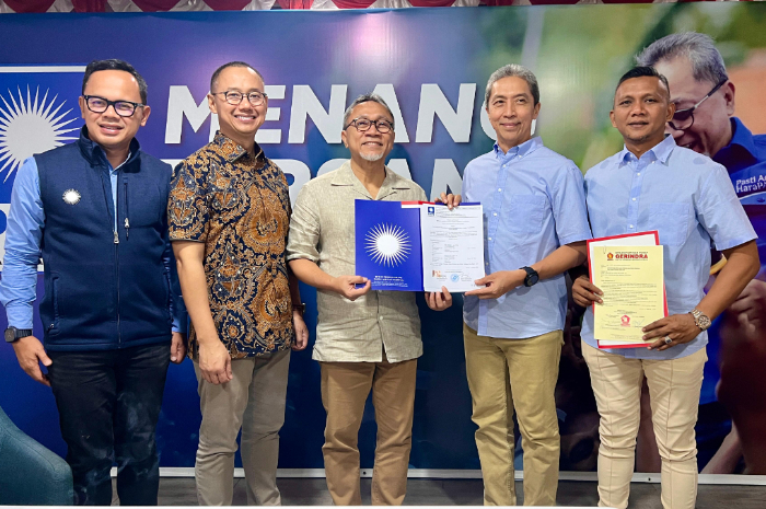 KOALISI : DPP PAN&nbsp;menyerahkan&nbsp;surat rekomendasi kepada Dedie A Rachim dan Jenal Mutaqin untuk&nbsp;menjadi&nbsp;pasangan&nbsp;di Pilwalkot Bogor.