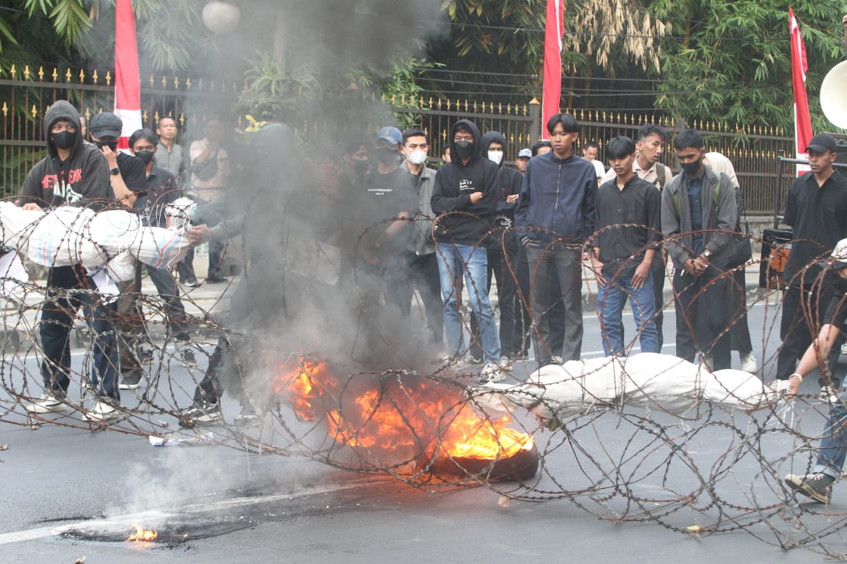 Sejumlah mahasiswa melakukan aksi demo di depan pintu 3 Istana Bogor, Jalan Djuanda, Kota Bogor, Jumat (9/8/2024). Dalam aksinya, mereka mengatakan 10 tahun kepemimpinan Jokowi dianggap gagal.
