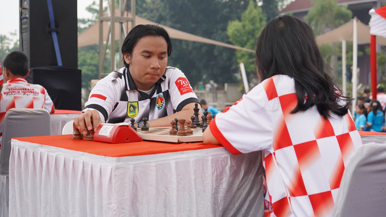 Peserta catur kilat fokus menatap papan catur