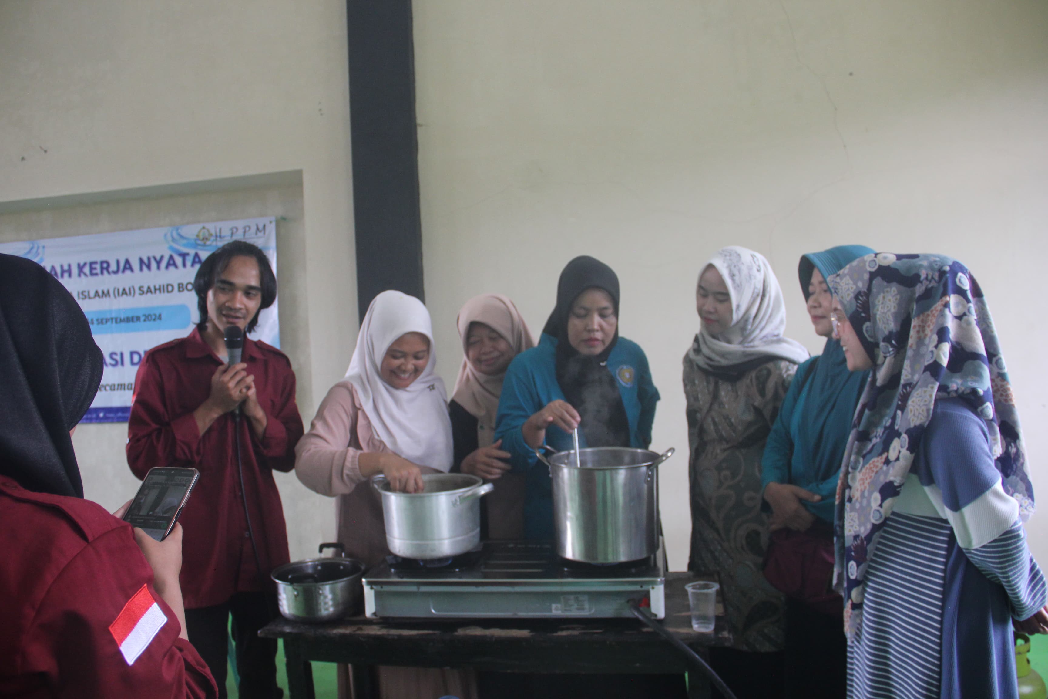 KKN Mahasiswa Institut Agama Islam Sahid Bogor, mengadakan pembuatan Sirup Gula Aren yang diberi nama SIGULEN di Desa Purasari, Kecamatan Leuwiliang, Kabupaten Bogor.