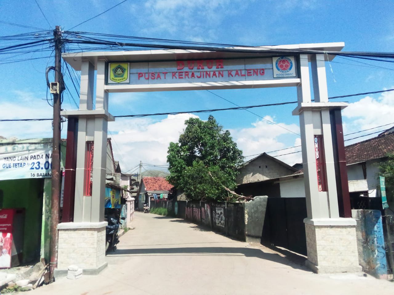 Kampung Kaleng, Desa Pasir Mukti, Kecamatan Citeureup, Kabupaten Bogor, yang memiliki banyak Kerjinan tangan berbahan dasar logam.