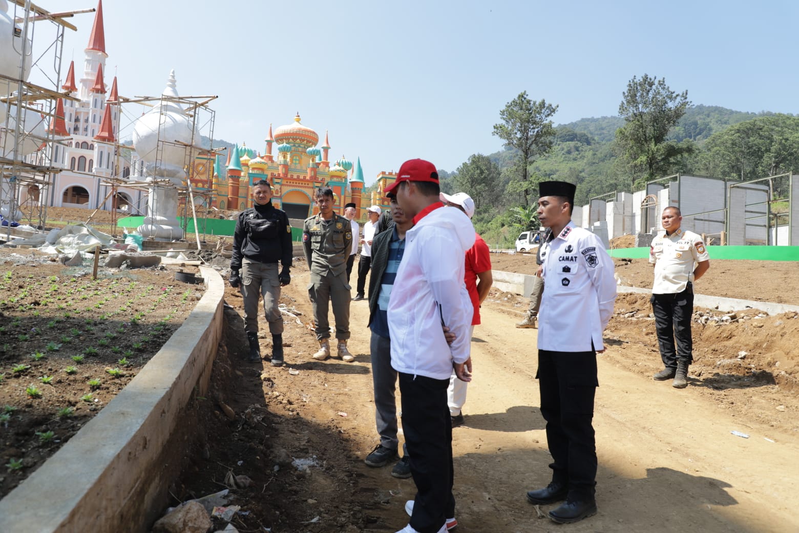 Pj Bupati Bogor, Asmawa Tosepu Bersama rombongan melakukan sidak ke objek wisata milik PT. Jaswita Jabar di kawasan Puncak, Kecamatan Cisarua, Jumat (9/8/2024).