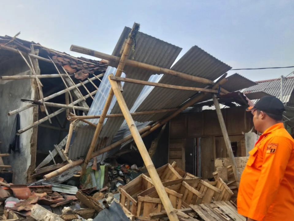 Salah satu rumah warga di Kelurahan Katulampa, Kota Bogor, ambruk akibat hujan deras.