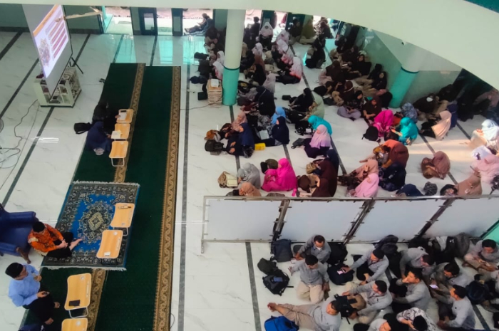 SERIUS : Siswa hingga guru ikuti kegiatan di masjid Ummul Quro Bogor.