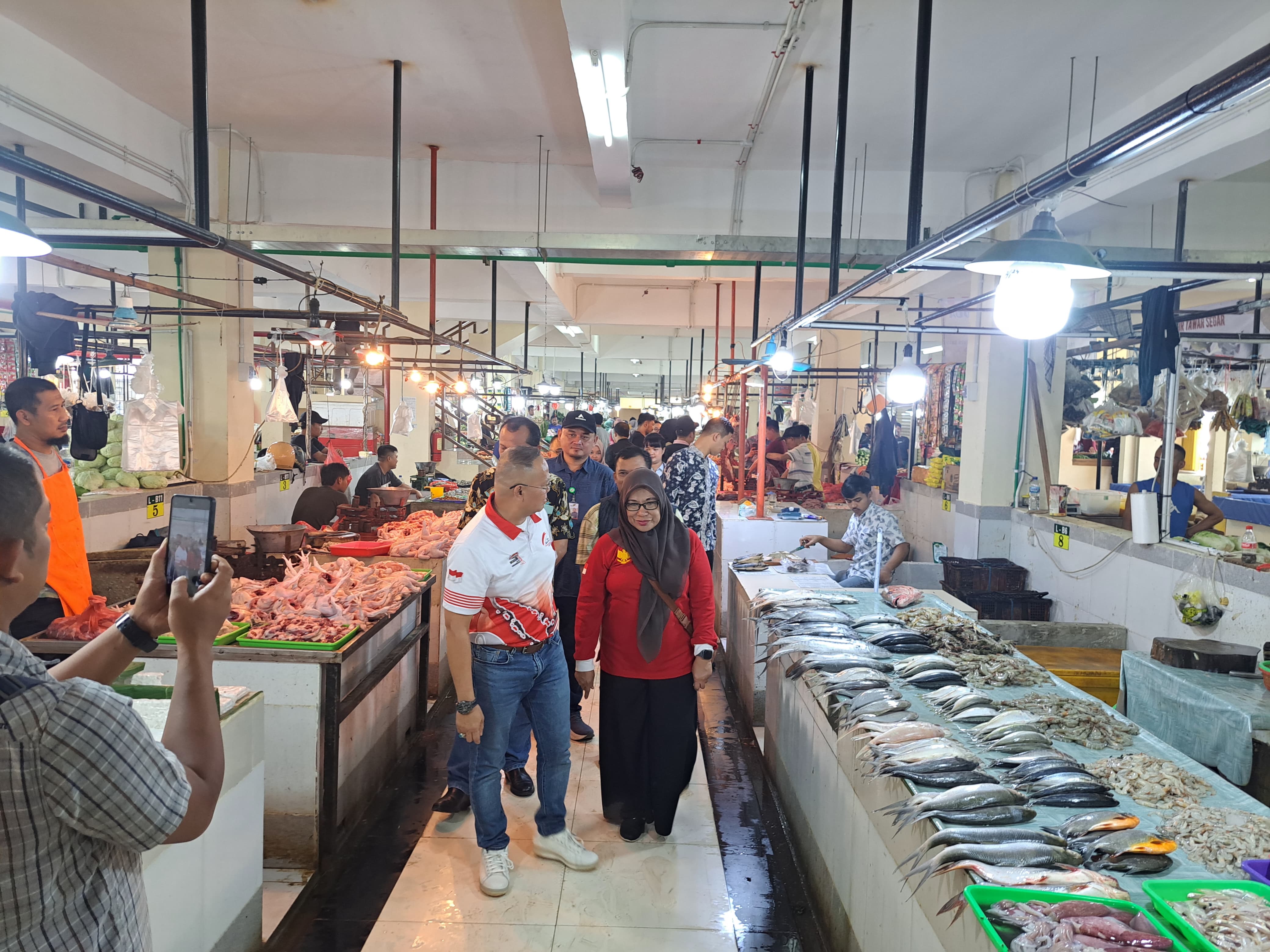 Jajaran Setda Kota Bogor berbelanja di Pasar Jambu Dua. Pemkot bakal membuat jadwal agar ASN belanja di pasar tradisional.