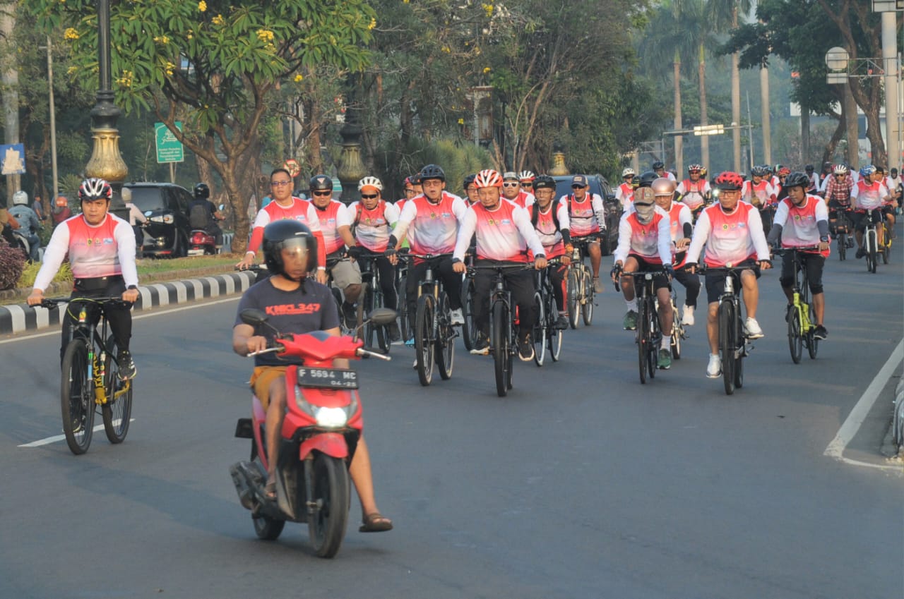 Pj Bupati Bogor, Asmawa Tosepu ikut Fun Bike bersama 1.100 peserta di Jalan Tegar Beriman, Kabupaten Bogor, Jawa Barat, Sabtu (10/8/2024).