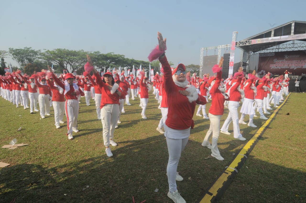 Semarak HUT Kemerdekaan RI ke-79, Kormi Kabupaten Bogor menggelar senam formasi di Stadiun Pakansari, Cibinong, Sabtu (10/8/2024).