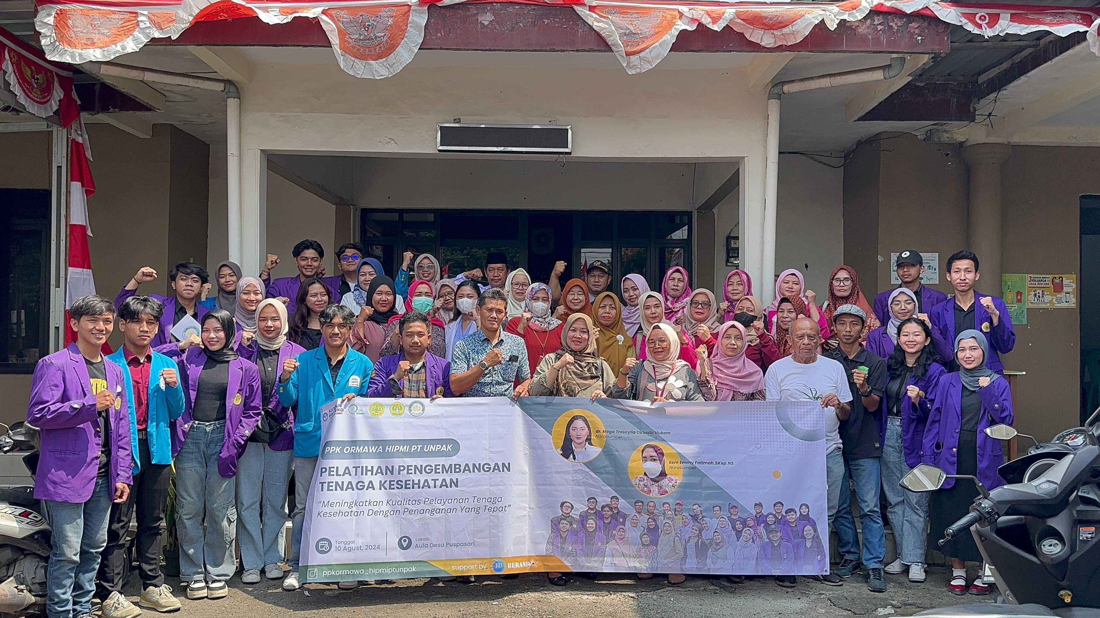 Mahasiswa PPK Ormawa Hipmi Unpak saat melakukan pelatihan pelayanan kesehatan di Desa Puspasari, Kabupaten Bogor.