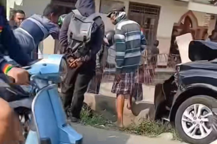 Warga membantu evakuasi mobil Avanza yang menabrak di Ciseeng, Bogor.