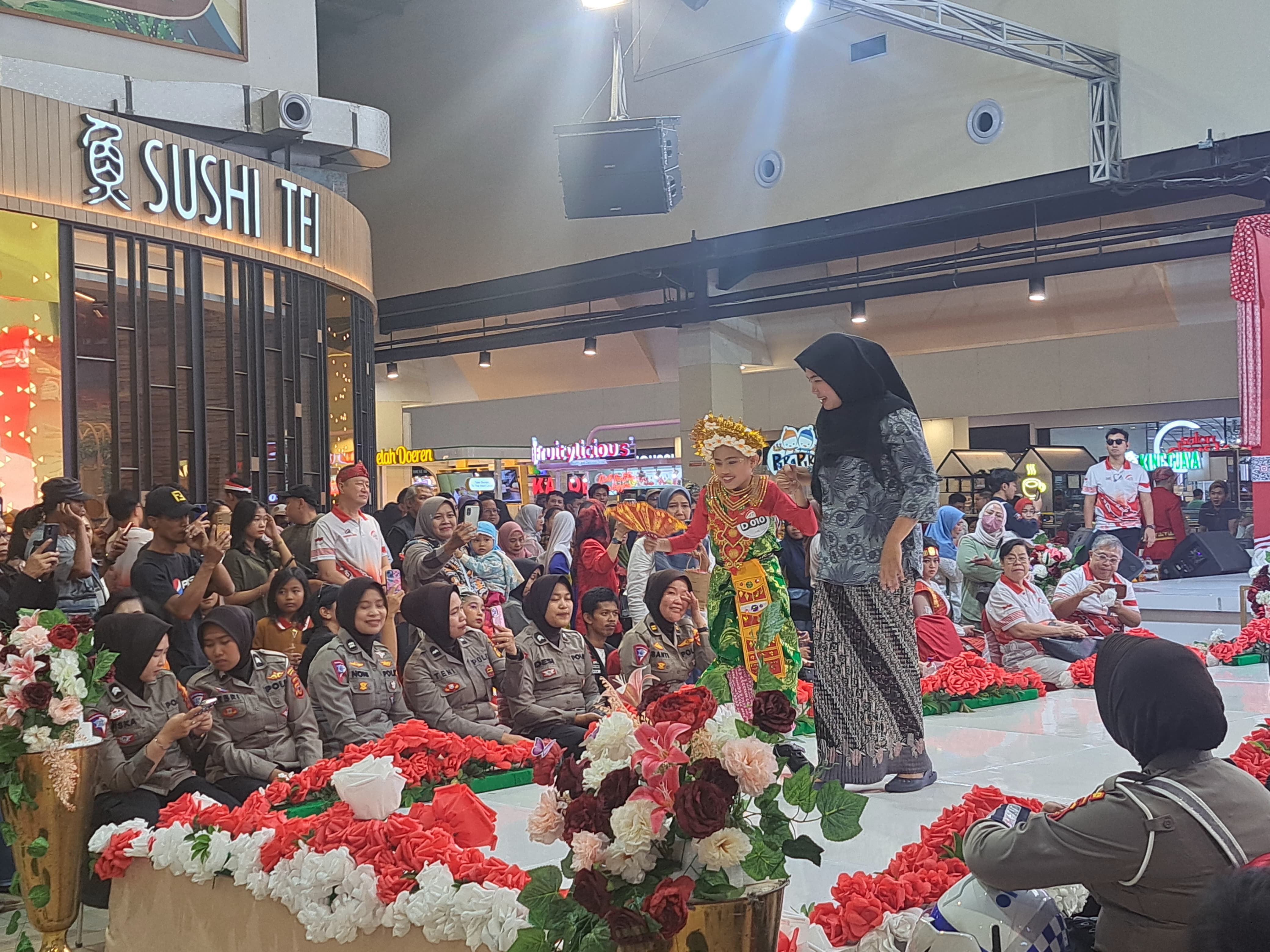 Salah satu model disabilitas yang tampil dalam peragaan busana dalam rangkaian FMP Bogor.