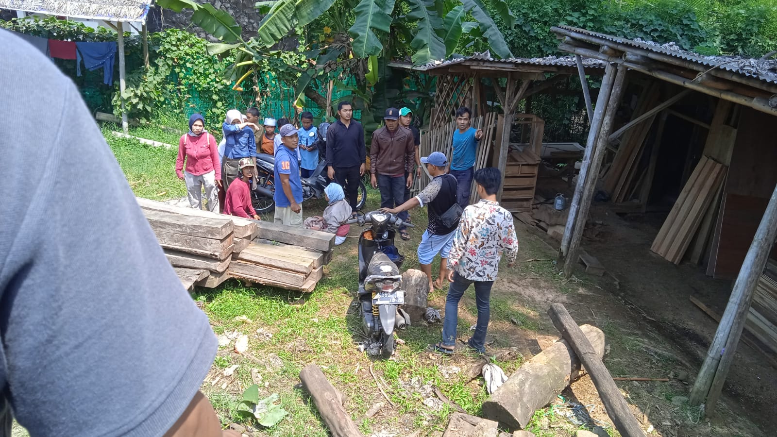 Warga Megamendung Bogor dibuat heboh gegara ada ibu-ibu tersangkut di atap bangunan.