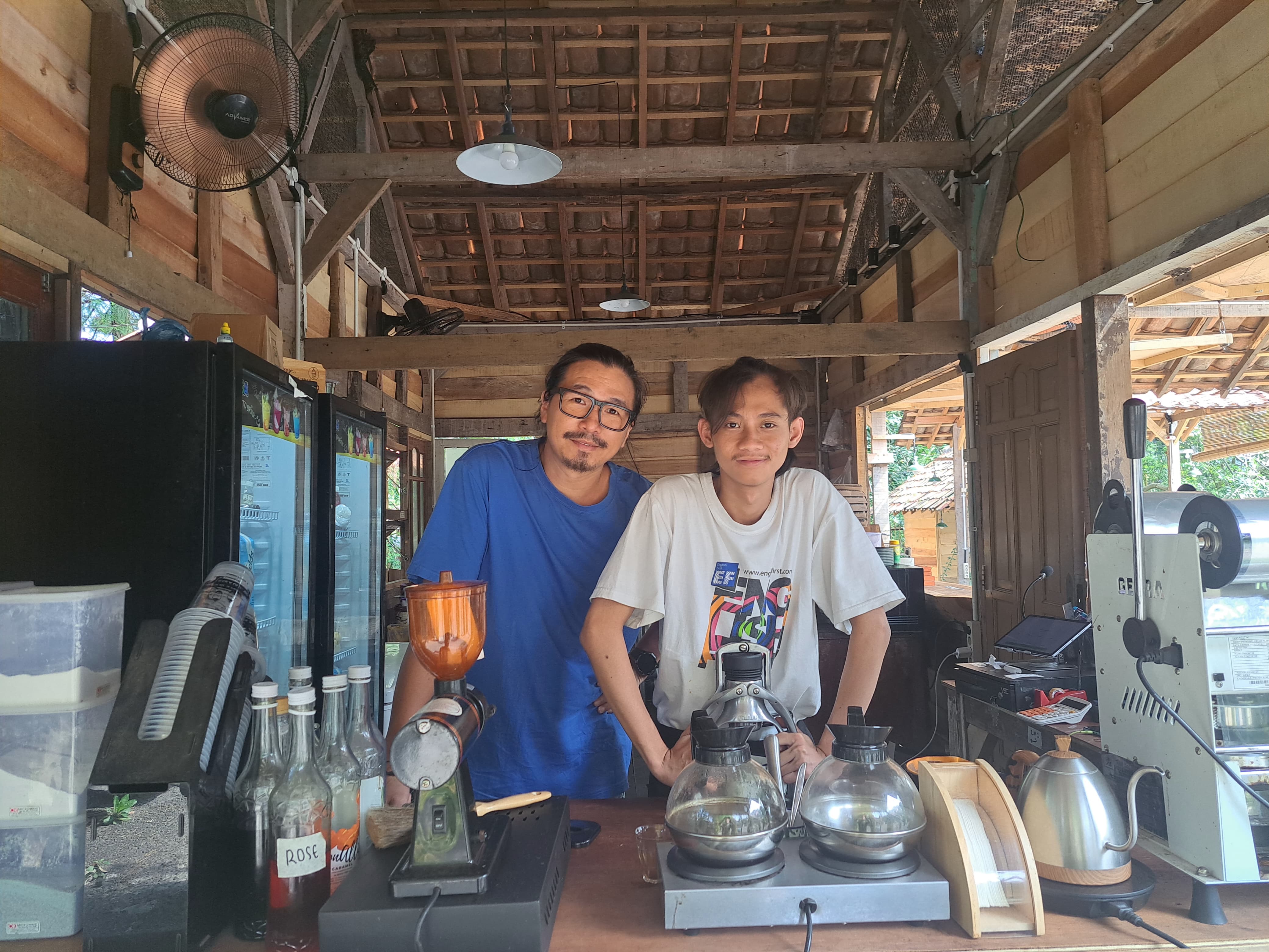 Owner Kafe Uncle Jo, Yohanes Handoyo (kiri)