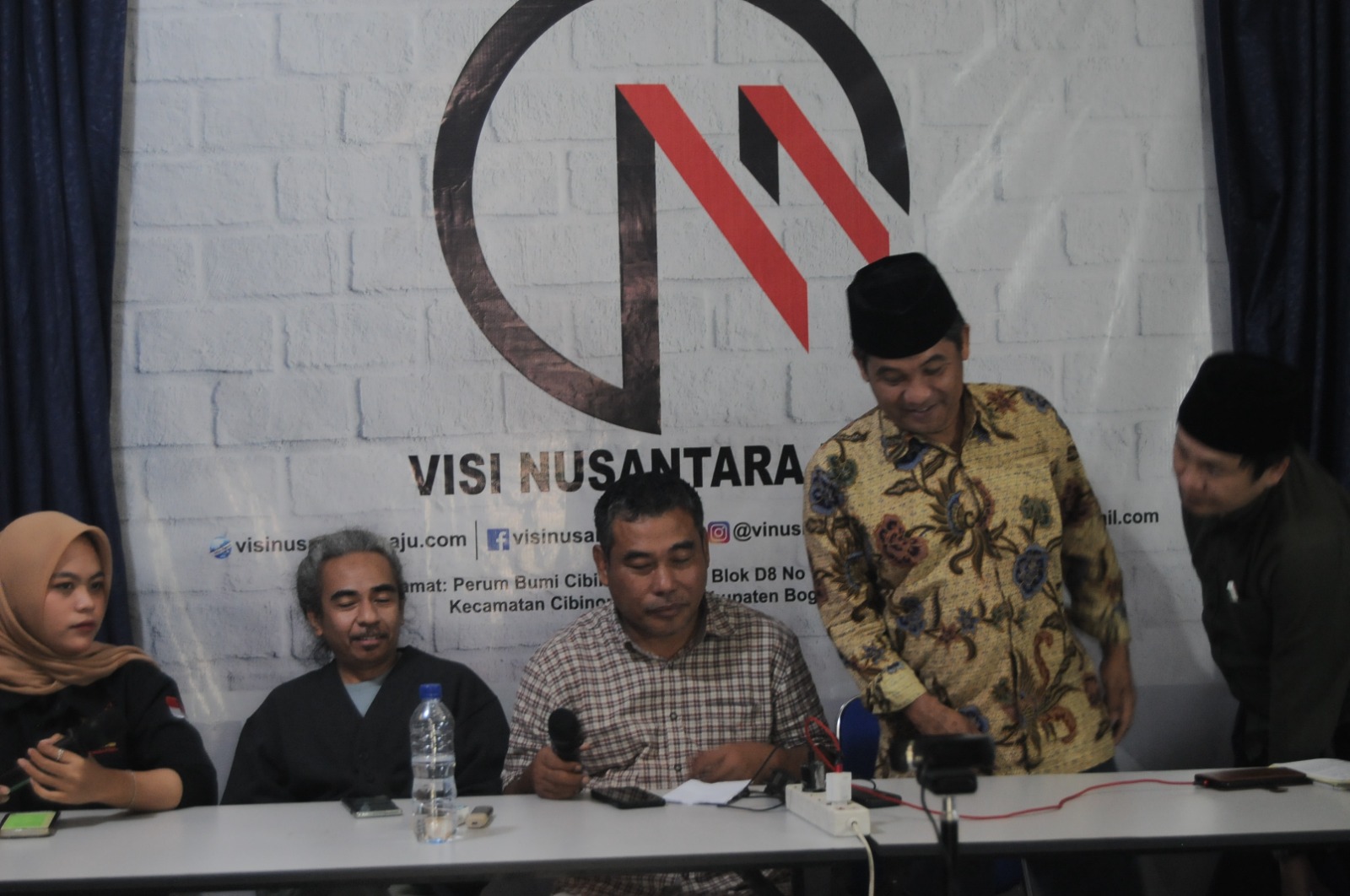 Ketua Lembaga Survey Visi Nusantara, Yusfitridi merilis hasil survey Pilkada Kabupaten Bogor di Kecamatan Cibinong, Kabupaten Bogor, Jawa Barat, Jumat (8/8/2024).