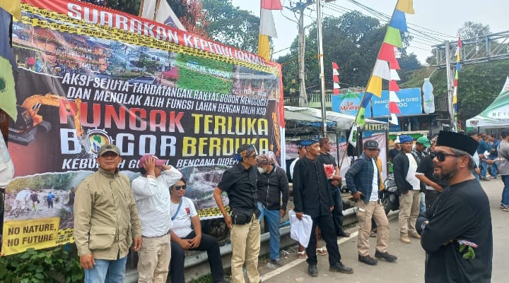 Masyarakat Puncak menggelar aksi sejuta tanda tangan di Simpang Gagog, Megamendung pada Sabtu (10/8) pagi. Aksi ini merupakan bentuk penolakan mereka terhadap alih fungsi lahan di Kawasan Puncak.