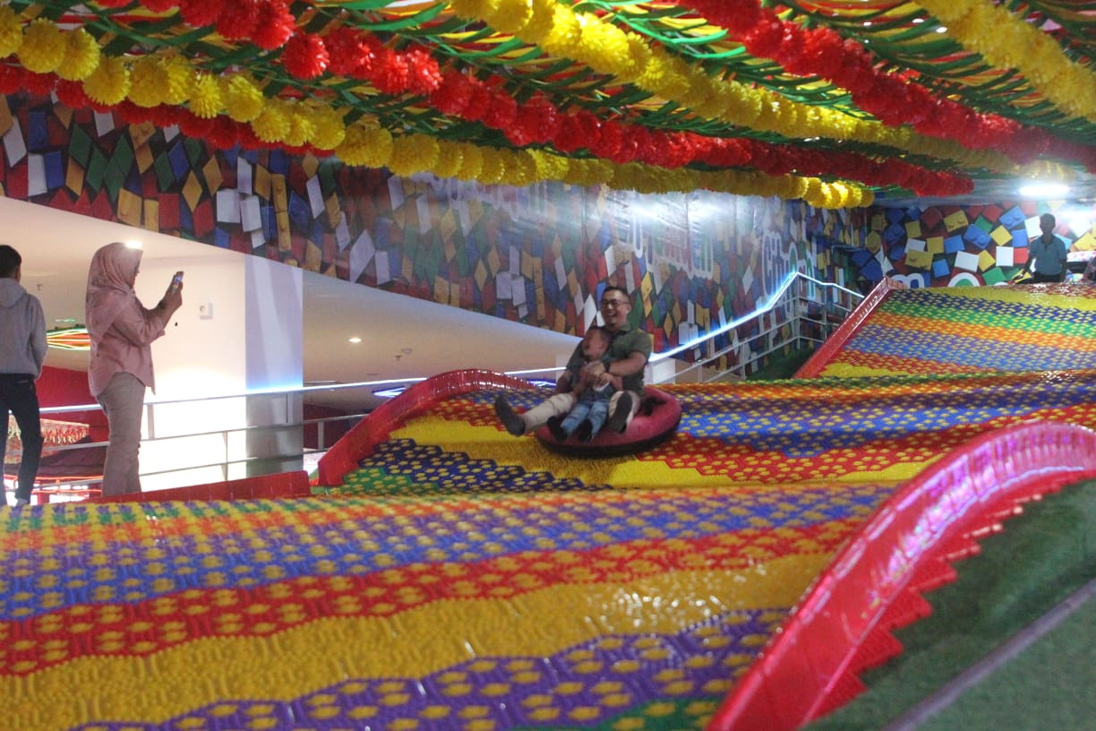 Seorang pengunjung mencoba rainbow slide di City Garden Eat & Play, Boxies 123 Mall, Minggu (11/8). (Sofyansyah/Radar Bogor)