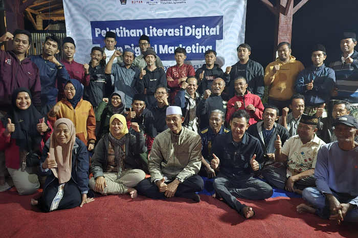 Para petani koi di Dusun Kuwut, Blitar, peserta pelatihan&nbsp;literasi digital dan marketing digital yang digelar Dospulkam IPB University.