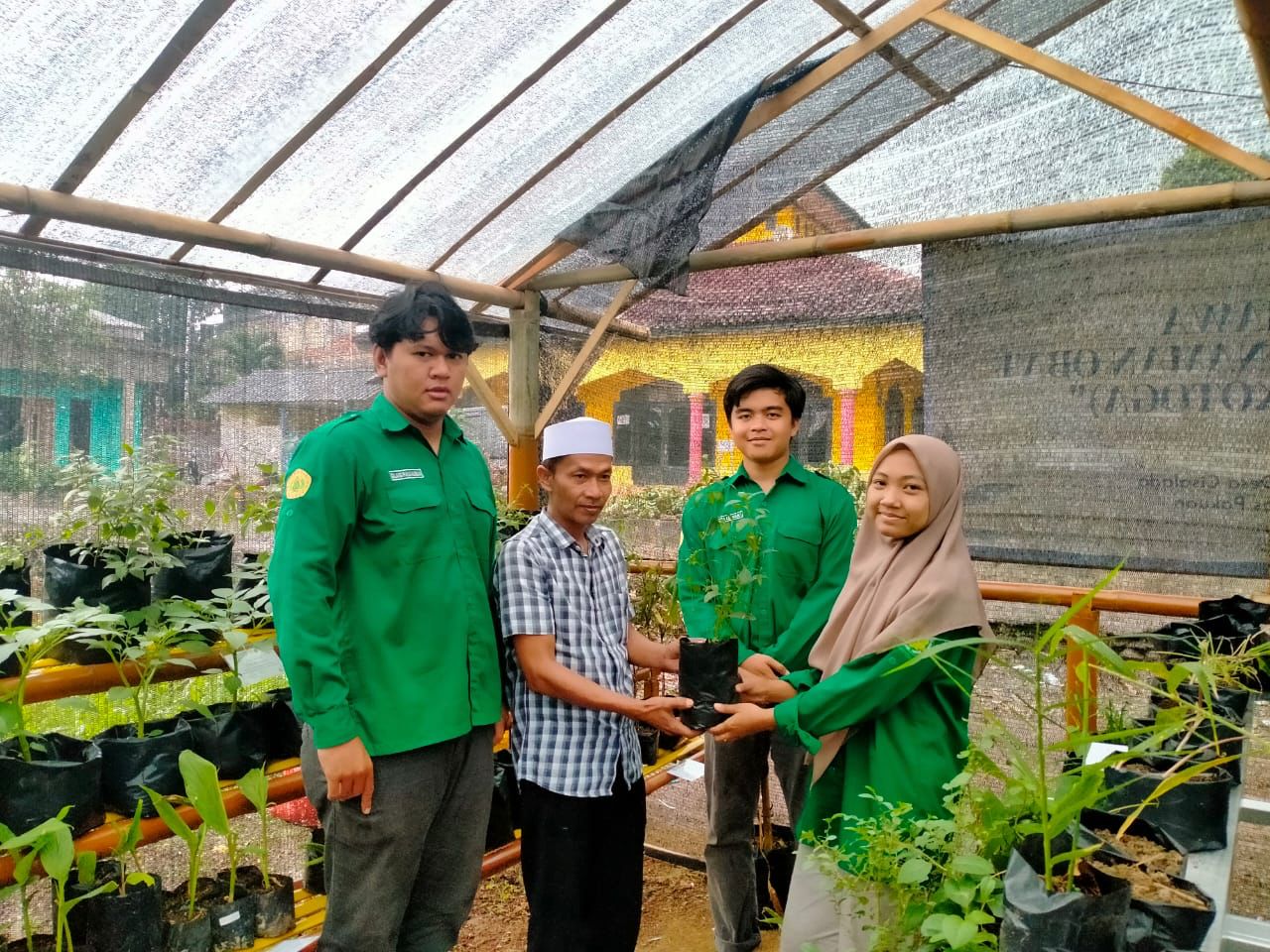 HMB Helianthus FMIPA Unpak&nbsp;Bogor&nbsp;Latih Warga Cisalada Budidaya Tumbuhan Obat dan&nbsp;Pembuatan Simplisia Jamu