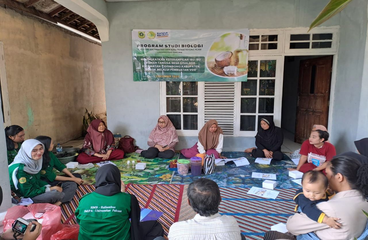 Dosen dan mahasiswa Biologi FMIPA Universitas Pakuan mengadakan pelatihan pembuatan minyak Virgin Coconut Oil (VCO) kepada Ibu-ibu di Desa Cisalada Cigombong Bogor.
