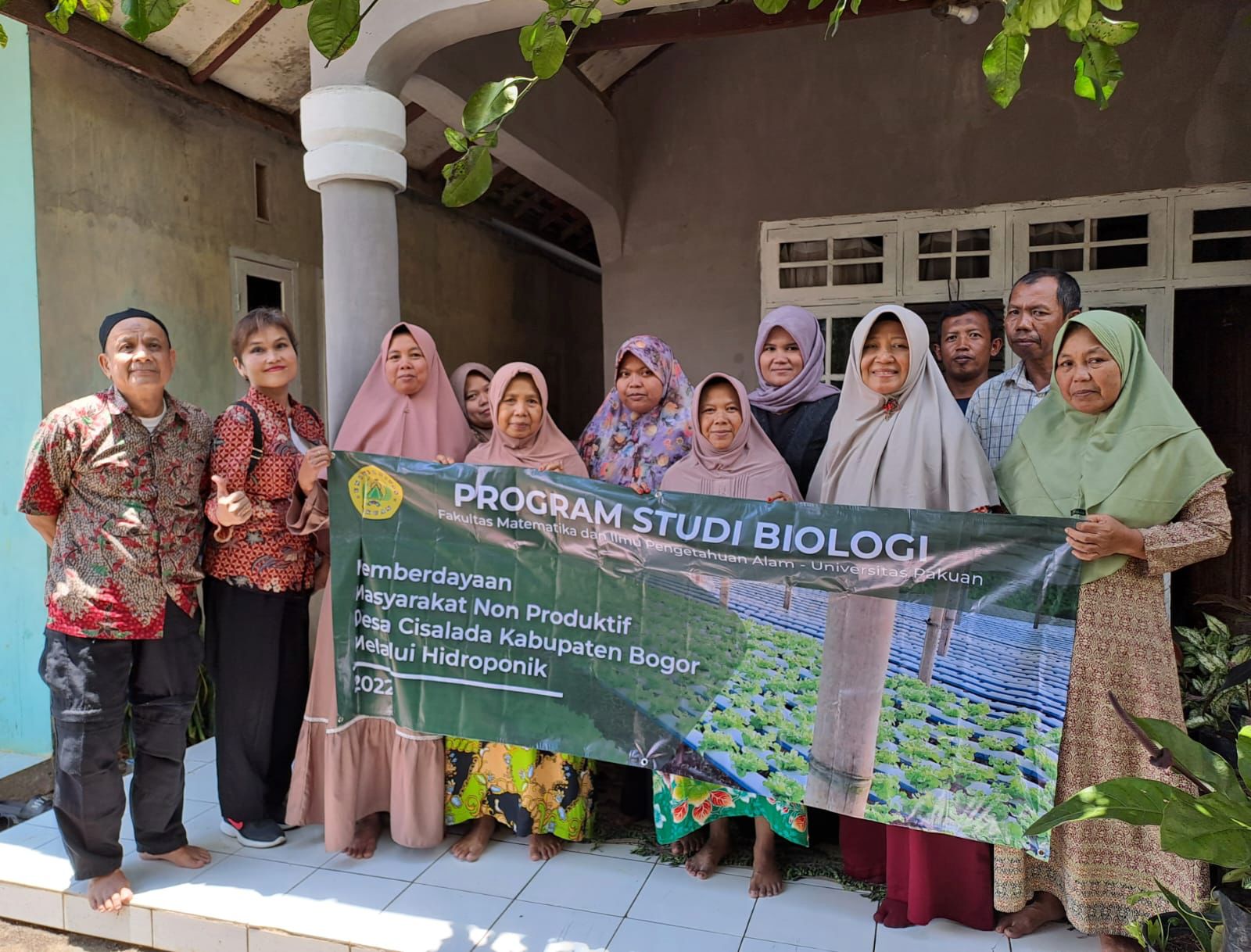 Dosen dan mahasiswa Biologi FMIPA Unpak Bogor laksanakan program PKM dengan tema &ldquo;Pemberdayaan Masyarakat Non Produktif Melalui Hidroponik.&rdquo;