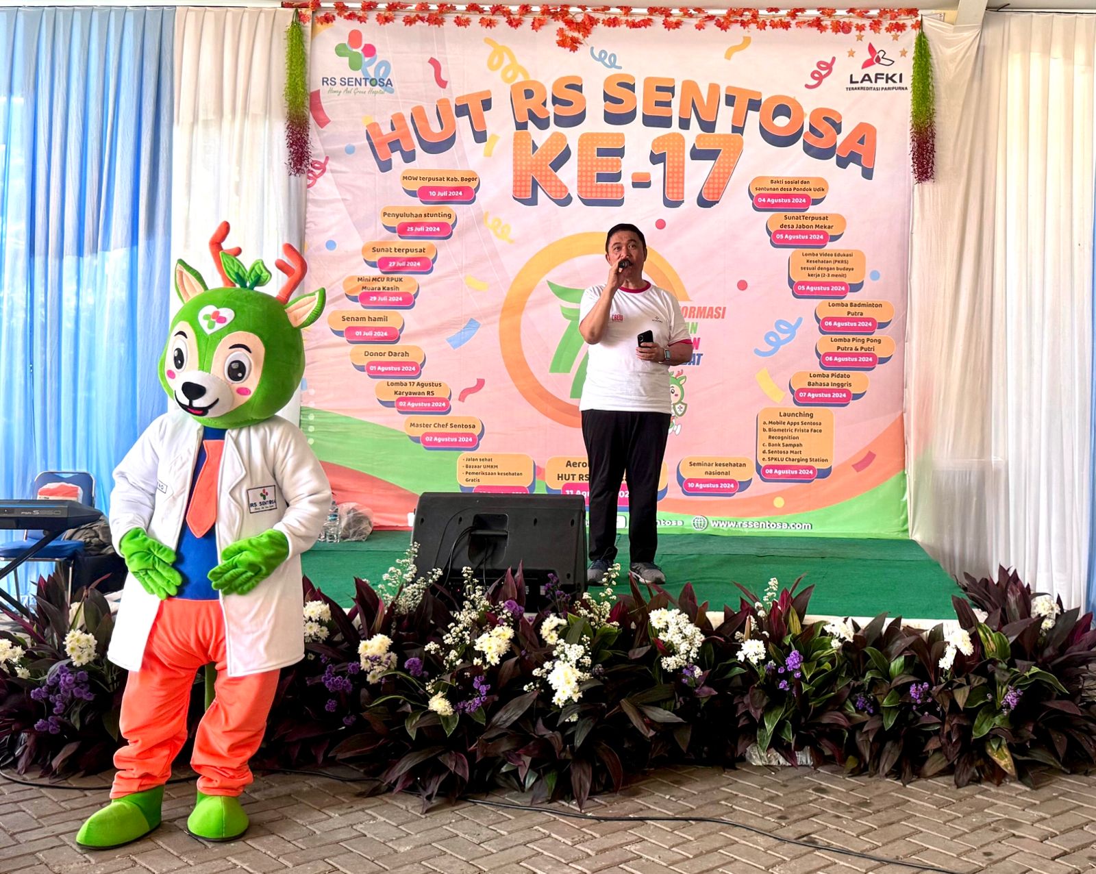 Komisaris Utama PT Pelita Medika Sentosa, RS Sentosa Kol Purn dr.Frits M.Rumintjap ketika memberikan sambutan saat kegiatan HUT RS Sentosa ke 17 di aula rumah sakit, Minggu (11/8).