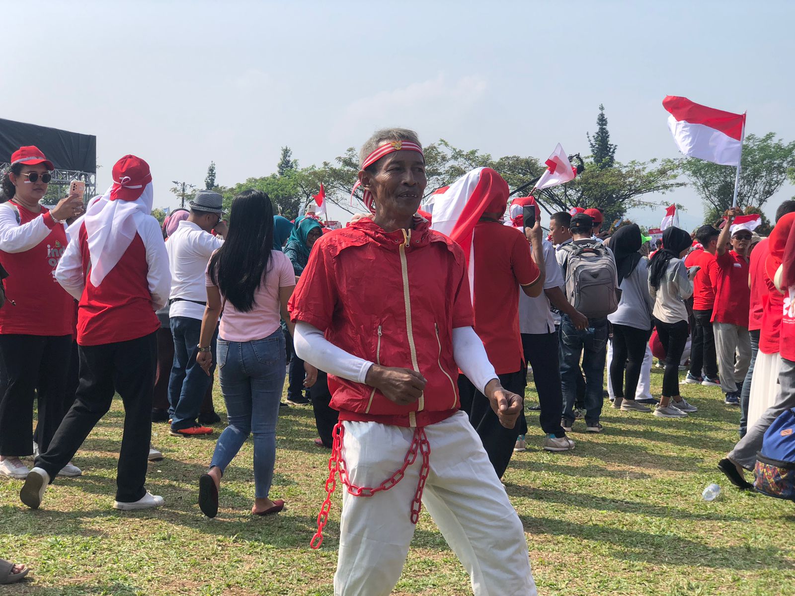 Goyang Uget-Uget Kakek Asal Jaksel, Jadi Sorotan Masyrakat dalam Puncak Kemerdekaan RI di Pakansari Bogor