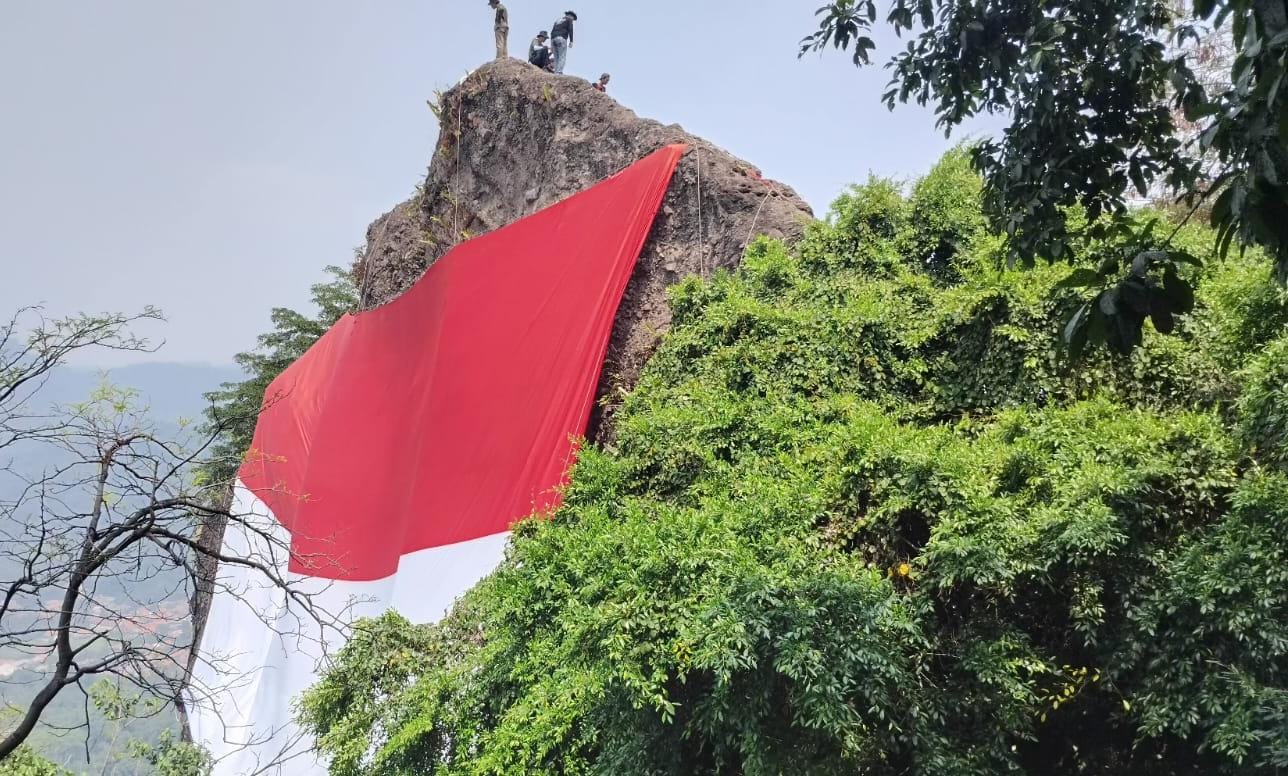 Pengibaran Bendera Merak Putih raksasa di Gunung Munara Rumpin