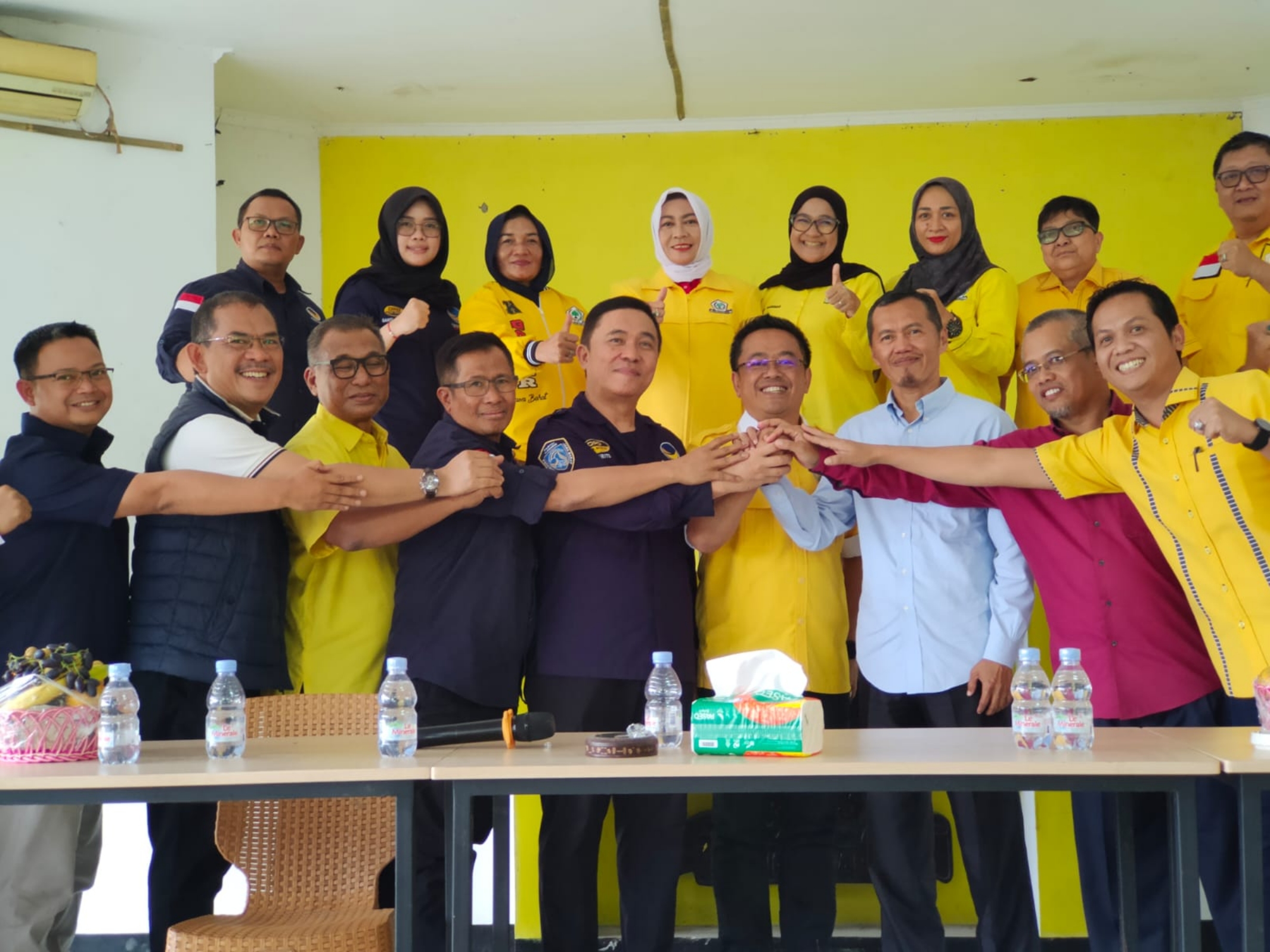 Jajaran Pengurus DPD NasDem, dan PKS saat melakukan pertemuan ke Kantor DPD Partai Golkar Kabupaten Bogor, pada Senin (12/8).