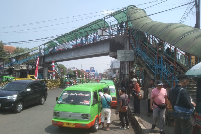 Warga melintas di JPO Paledang di jl Kapten Muslihat Kota Bogor, Senin (12/8/2024).