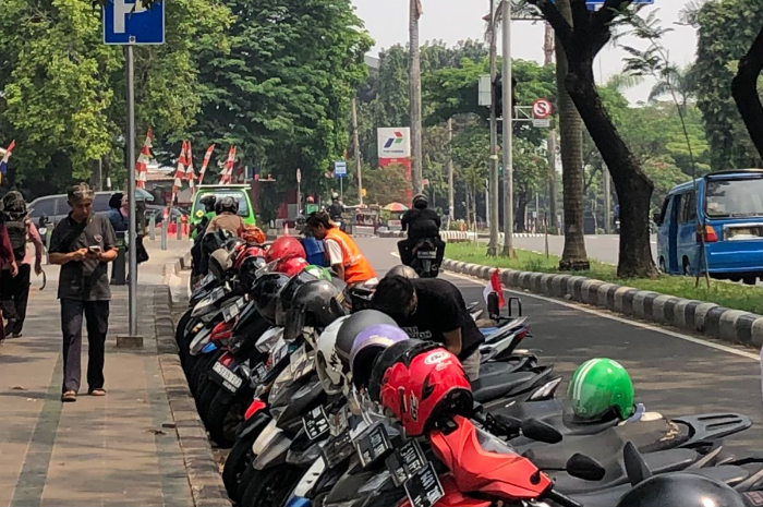 Kondisi parkir di ruas Jalan Tegar Beriman yang semula dilarang kini di legalkan.