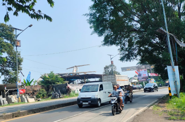 Penampakan bangkai pesawat dari pinggir Jalan Raya Kemang-Parung, Bogor.