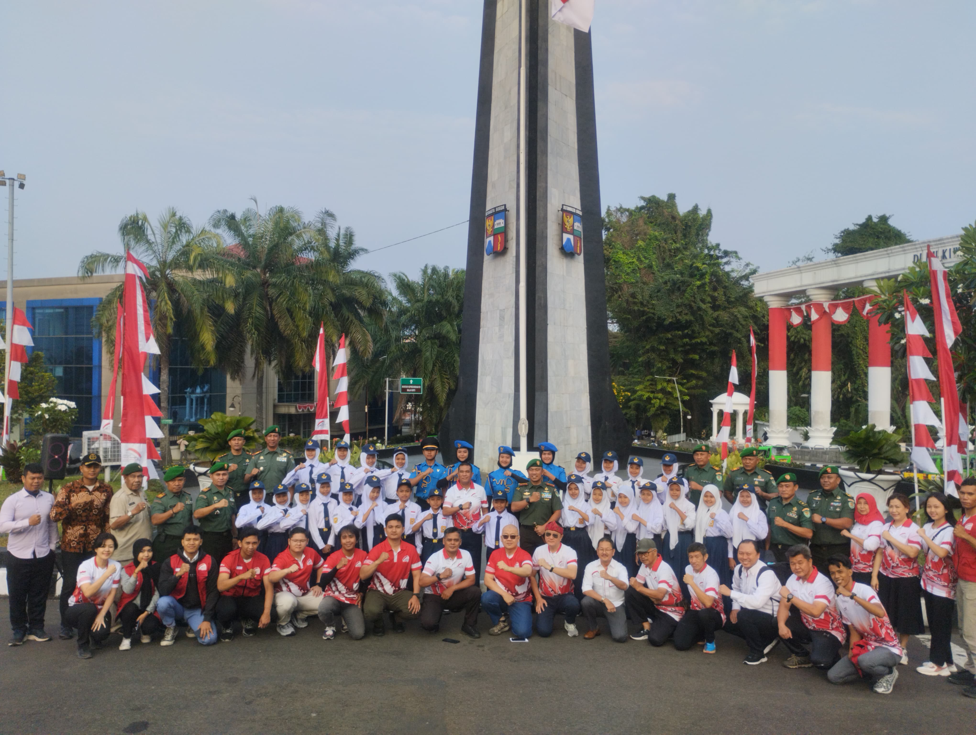 Forkopimda Kota Bogor termasuk Dandim 0606/Kota Bogor foto bersama dengan pengibar bendera di Tugu Kujang, salah satu kegiatan FMP, Senin (12/8/2024).
