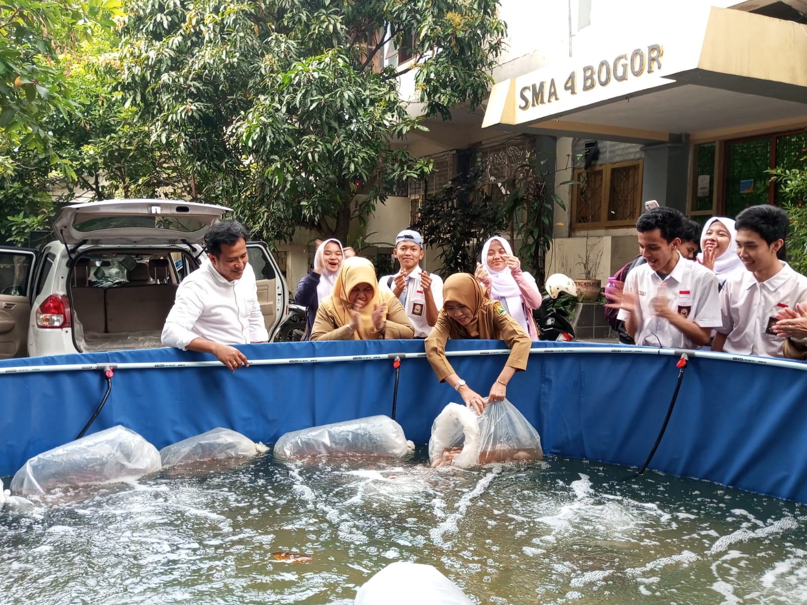 SMAN 4 Kota Bogor menebar bibit ikan nila untuk tumbuhkan jiwa kewirausahaan anak didiknya.