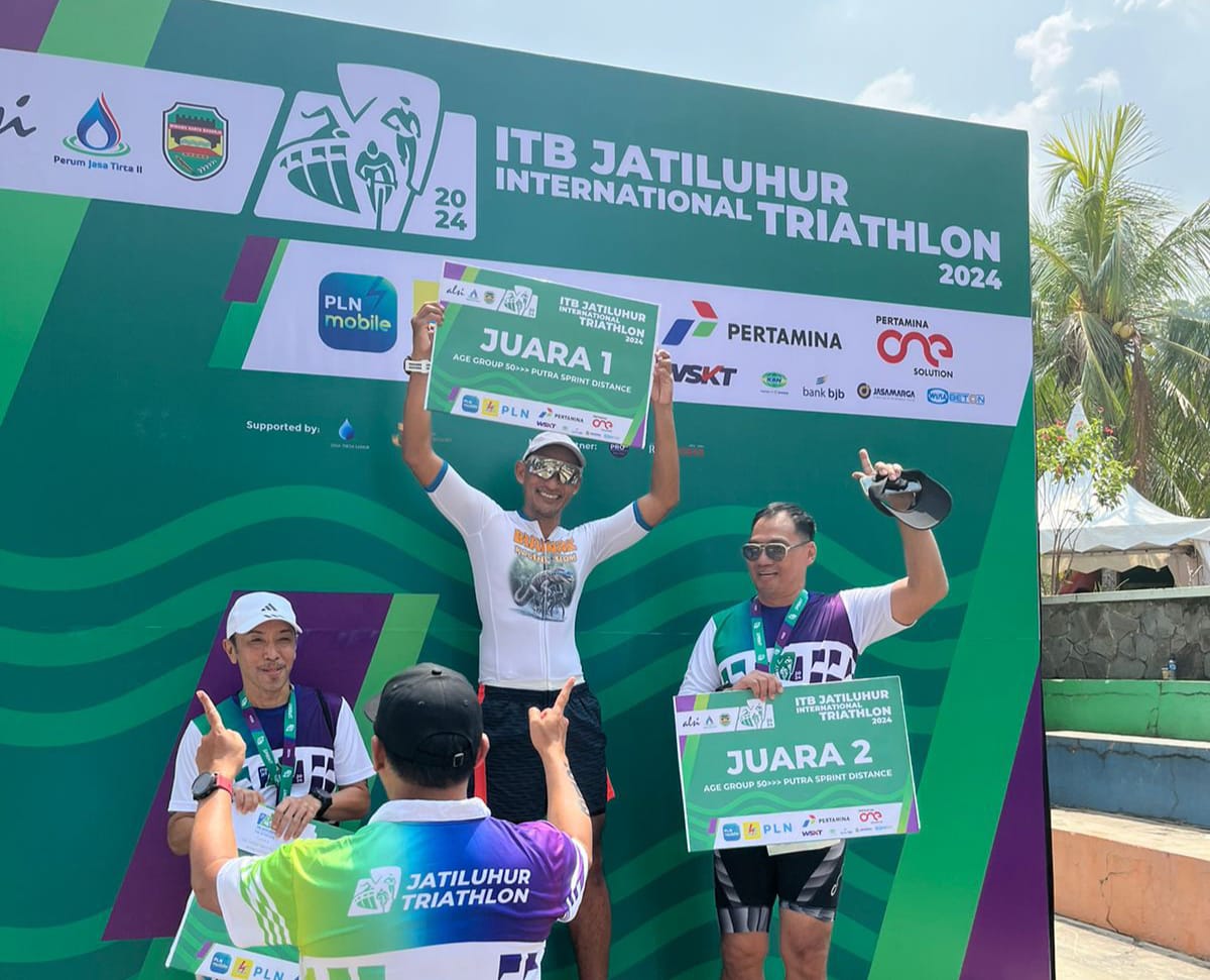 Atlet GRT Sebaya Peloton, Sugoro (tengah) Firnando Putro meraih gelar mendapat podium 1 kategori sprint 50+. (IST)