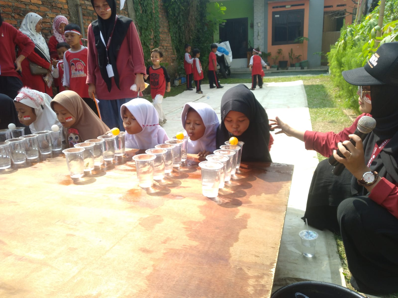MAIN AIR:  Tampak santri kelas Ar Rohman Saung Qur