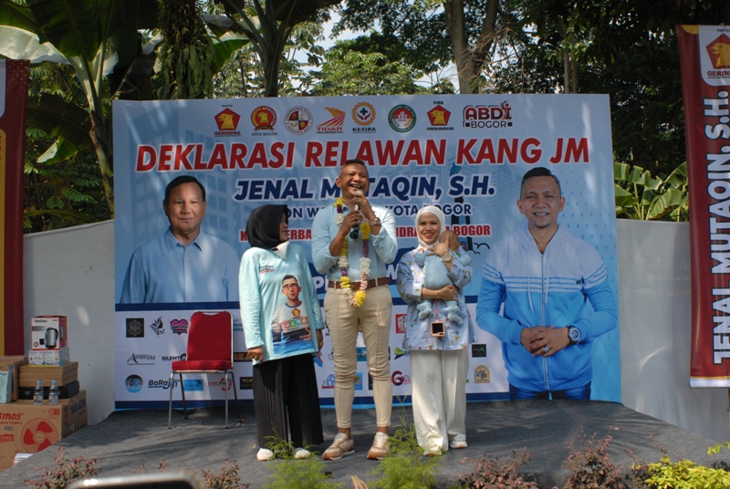 Ibu, istri dan anak cawalkot Bogor Jenal Mutaqin diajak deklarasi.