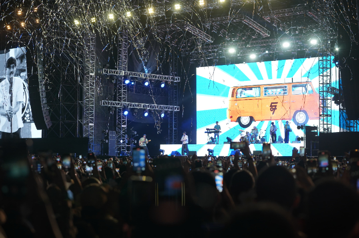 Konser Sheila On 7 di Makassar yang didukung oleh bank bjb.