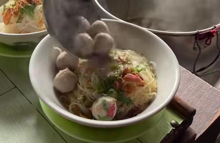 Bakso Bening Si Abah di Jalan Roda, Suryakencana, Kelurahn Gudang, Kecamatan Bogor Tengah, Kota Bogor.