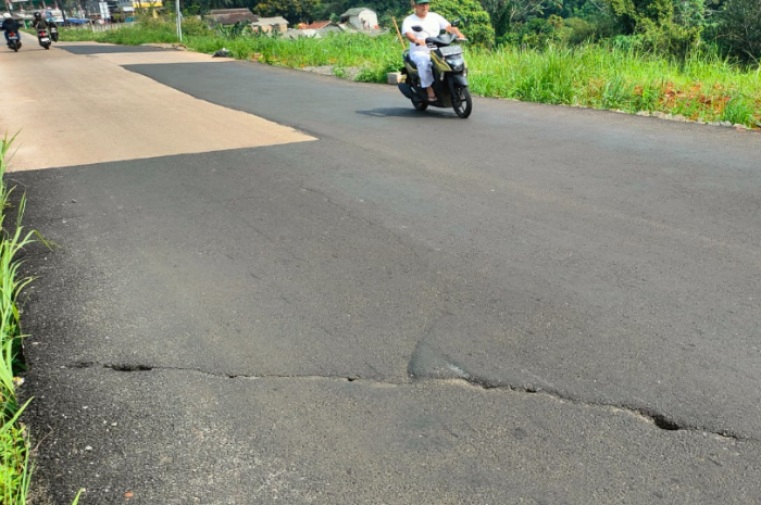 Salah titik di Jalan Bomang yang retak dan ambles.