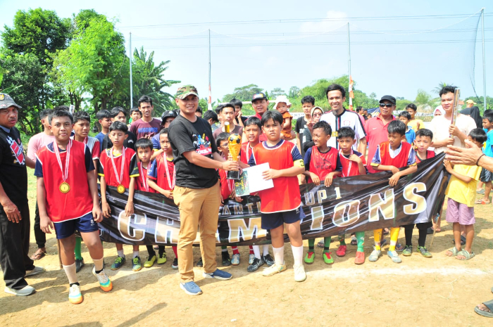 Peyerahan hadiah juara Turnamen Mini Soccer Kartika Cup I PAS di Lapangan Perumahan Puri Artha Sentosa (PAS) Bojong Gede, Kabupaten Bogor.