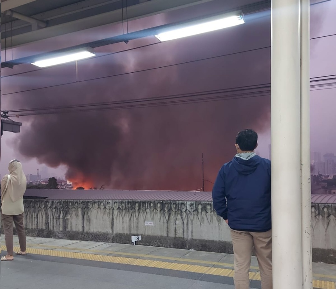 Kebakaran pemukiman warga dekat Stasiun Manggarai, tidak menghambat perjalanan KRL Bogor.