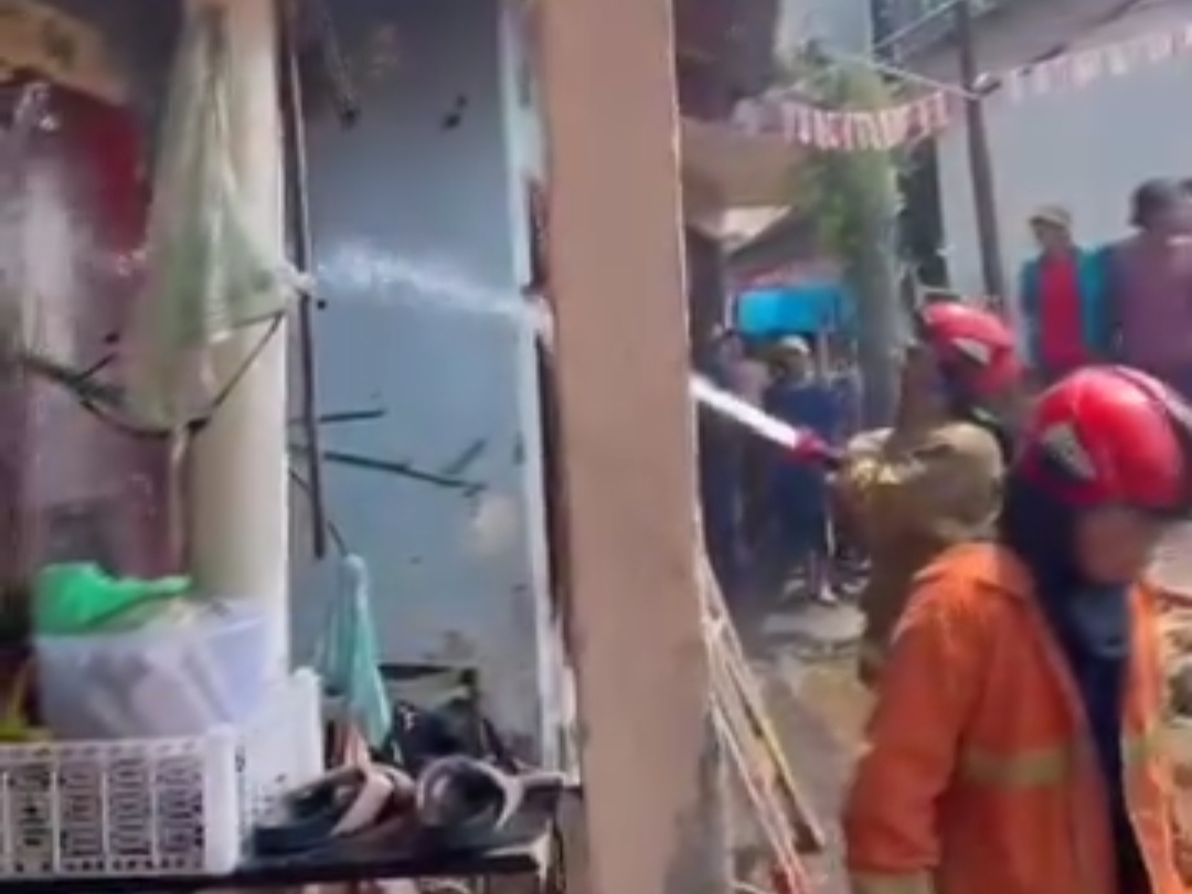 Pemadam kebakaran tengah memadamkan kebakaran di salah satu rumah warga Bogor.