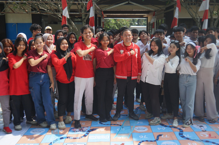 Dokter Rayendra bersama para pemuda di area Taman Parahyangan, Cimahpar, Bogor Utara, 13 Agustus 2024.